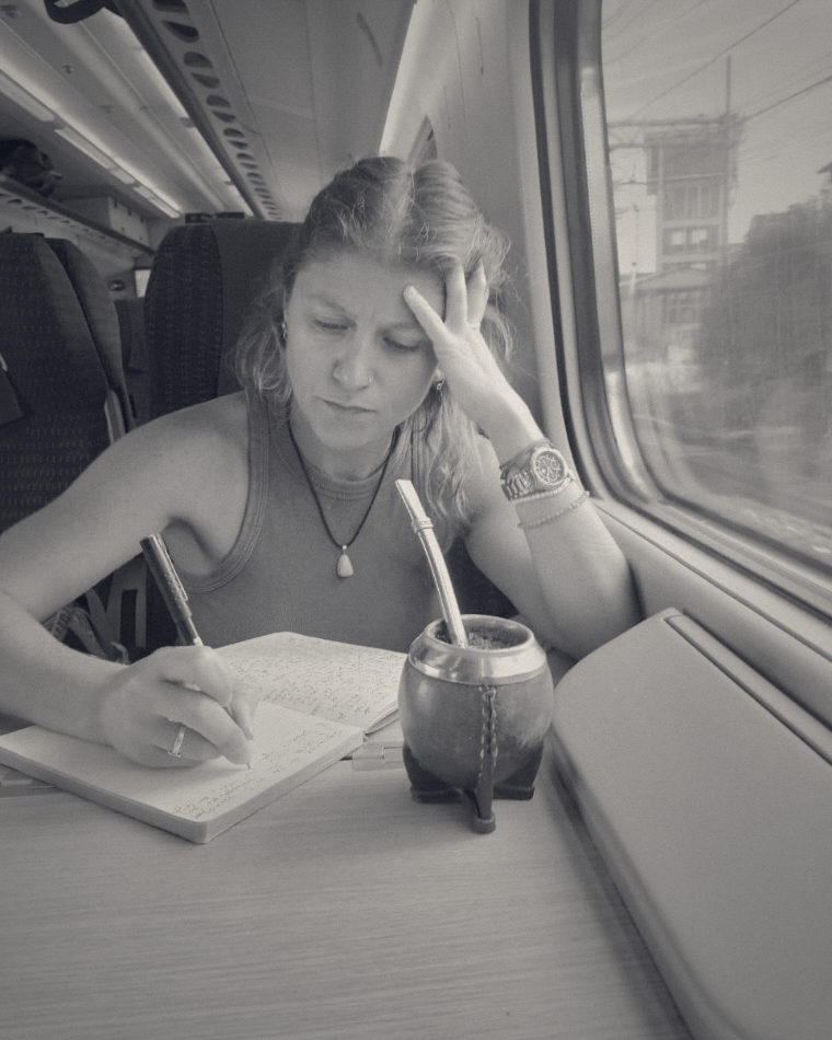 Paula escribiendo